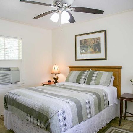 Shiner Country Inn Екстер'єр фото