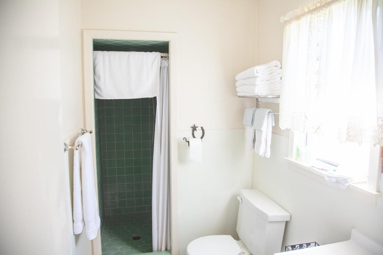 Shiner Country Inn Екстер'єр фото