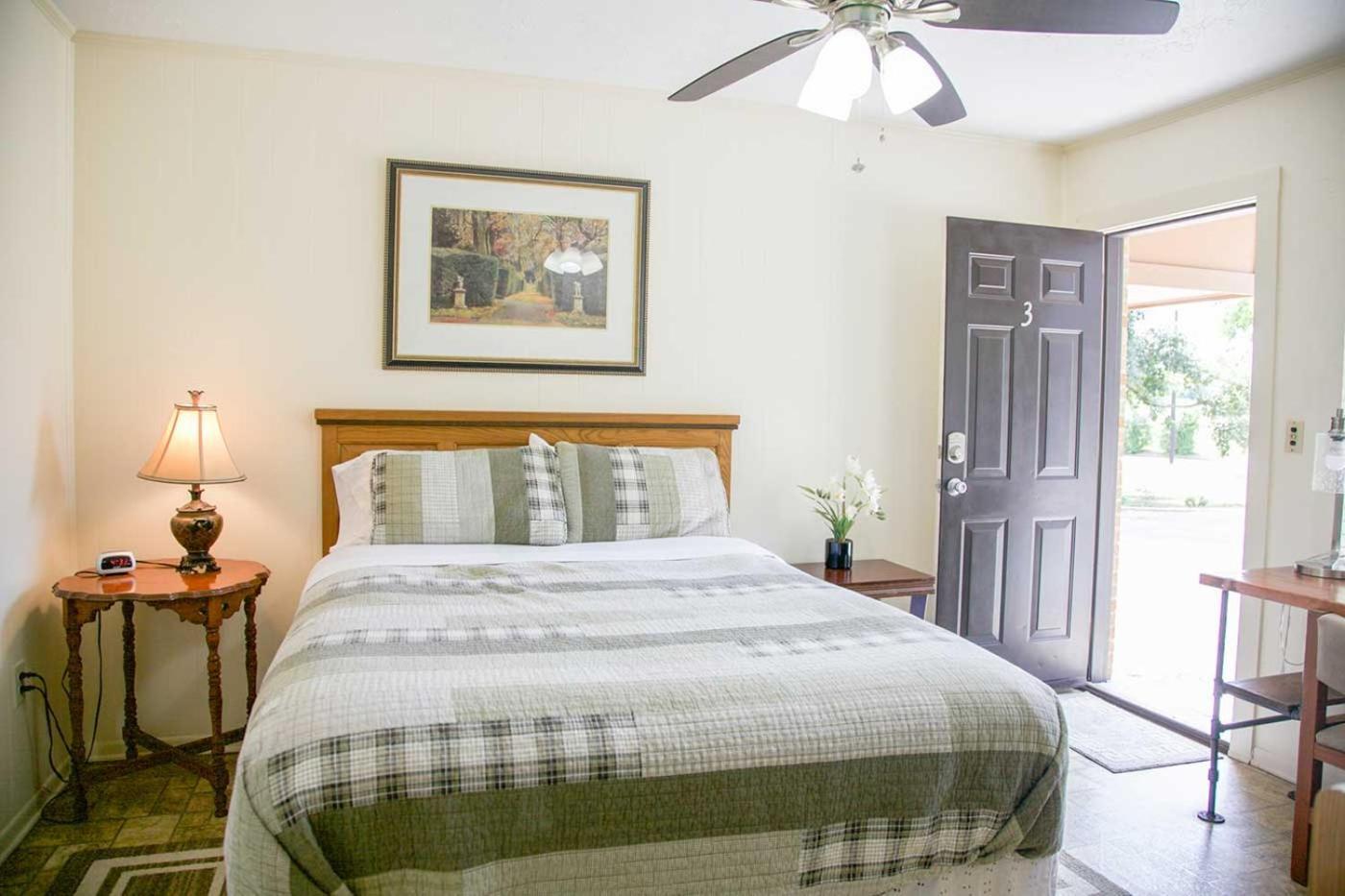 Shiner Country Inn Екстер'єр фото