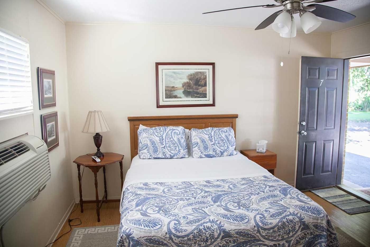Shiner Country Inn Екстер'єр фото