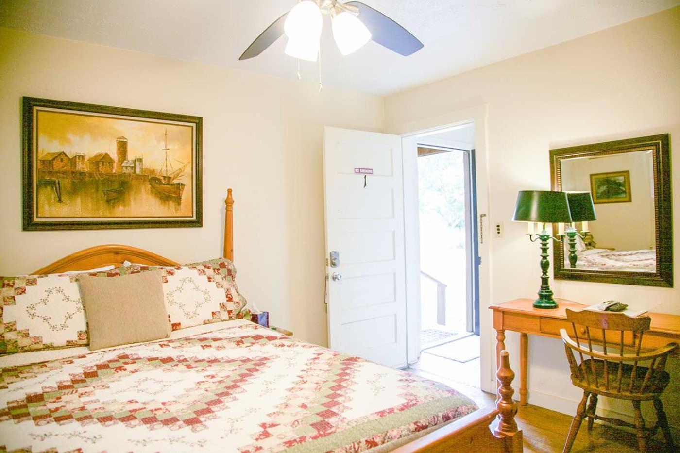 Shiner Country Inn Екстер'єр фото
